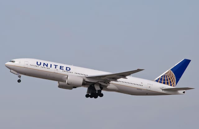 N222UA - Twin-engine aircraft