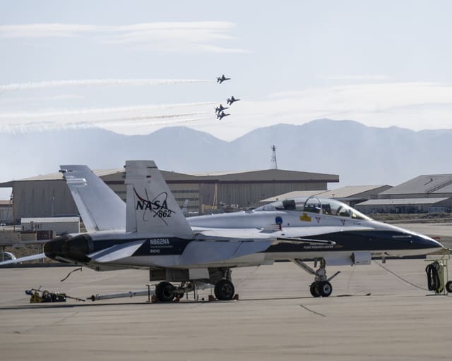 N862NA - Twin-engine aircraft