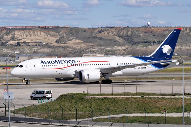 N961AM - Twin-engine aircraft