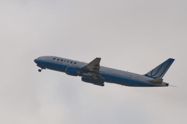 N787UA - Twin-engine aircraft