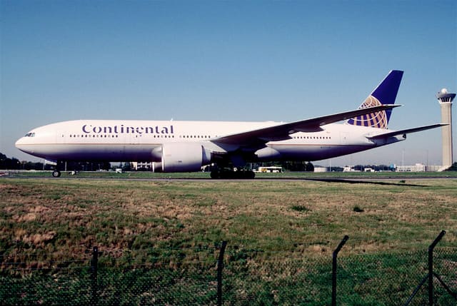 N37018 - Twin-engine aircraft