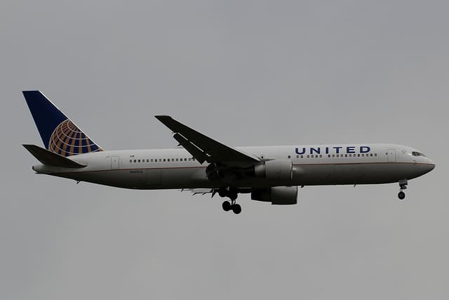 N643UA - Twin-engine aircraft