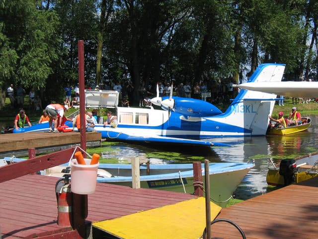 N13KL - Twin-engine aircraft