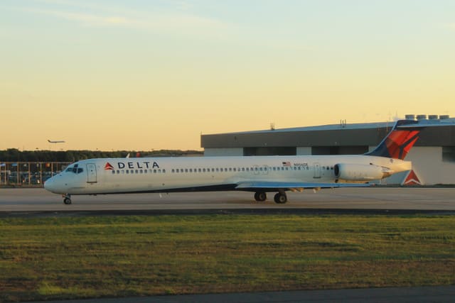 N906DE - Douglas