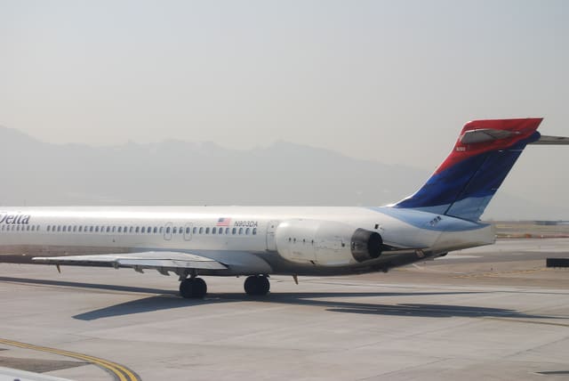 N903DA - Twin-engine aircraft