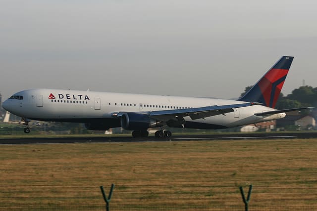 N394DL - Twin-engine aircraft