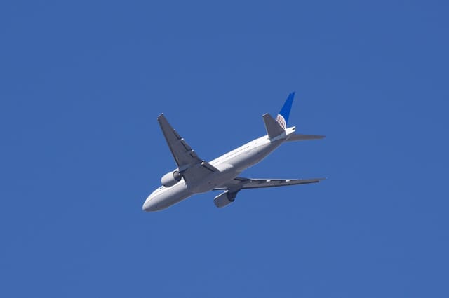 N786UA - Twin-engine aircraft