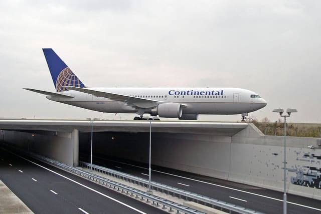 N68160 - Twin-engine aircraft