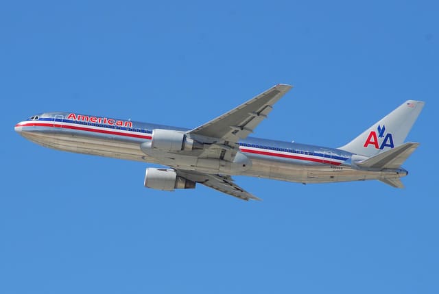 N394AN - Twin-engine aircraft