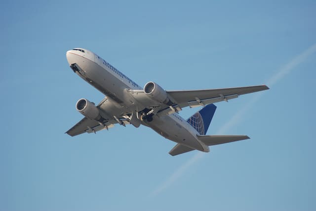 N73152 - Twin-engine aircraft