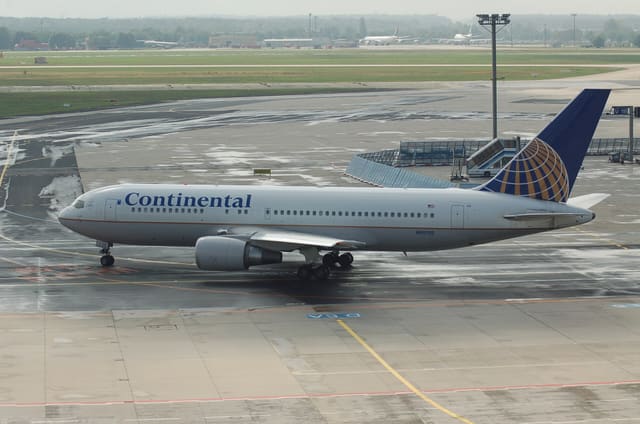 N68159 - Twin-engine aircraft