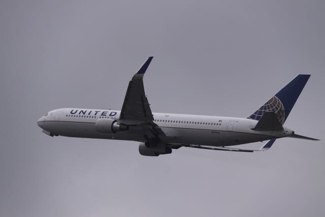N670UA - Twin-engine aircraft