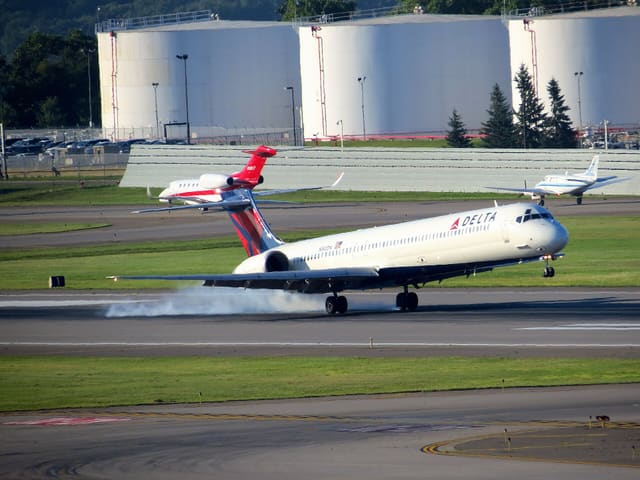 N942DN - Twin-engine aircraft