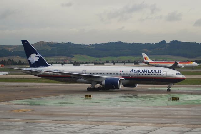 N745AM - Twin-engine aircraft
