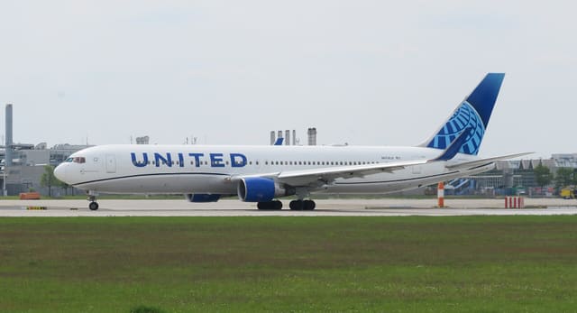 N659UA - Twin-engine aircraft