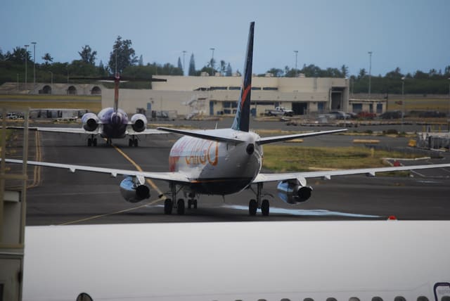 N834AL - Twin-engine aircraft