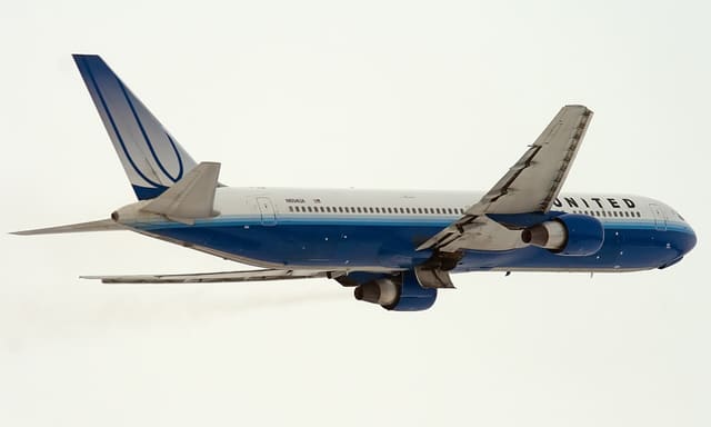 N654UA - Twin-engine aircraft