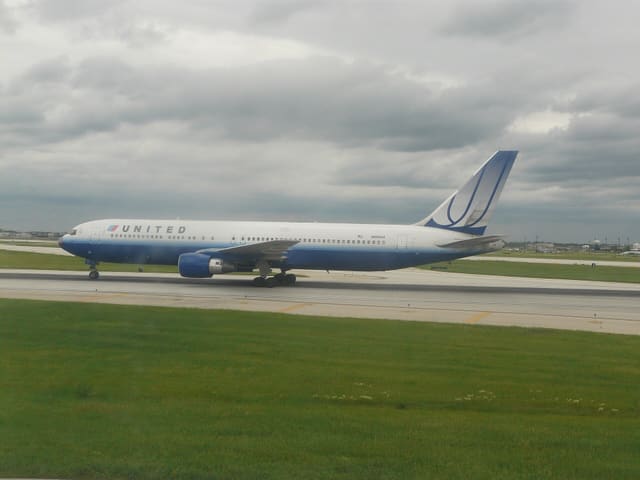 N661UA — Twin-engine aircraft