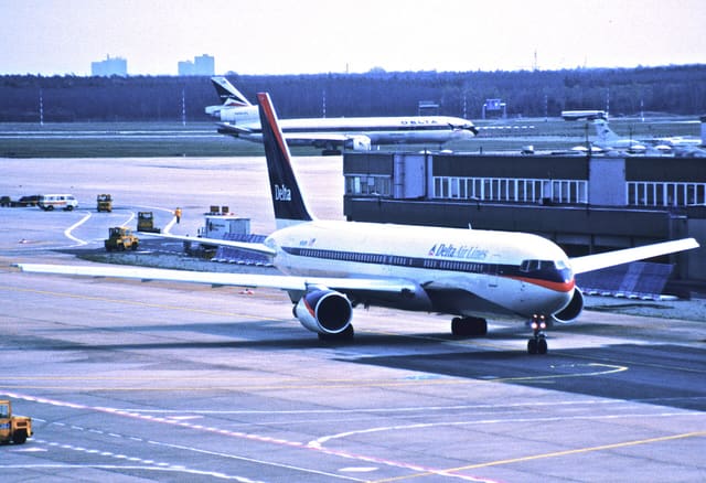 N194DN - Twin-engine aircraft