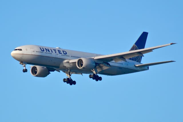N226UA - Twin-engine aircraft