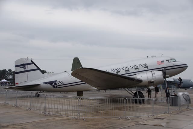 N877MG - Douglas