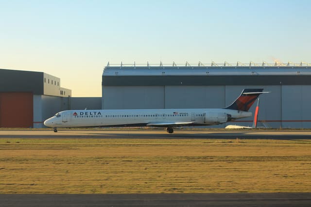 N906DA - Douglas
