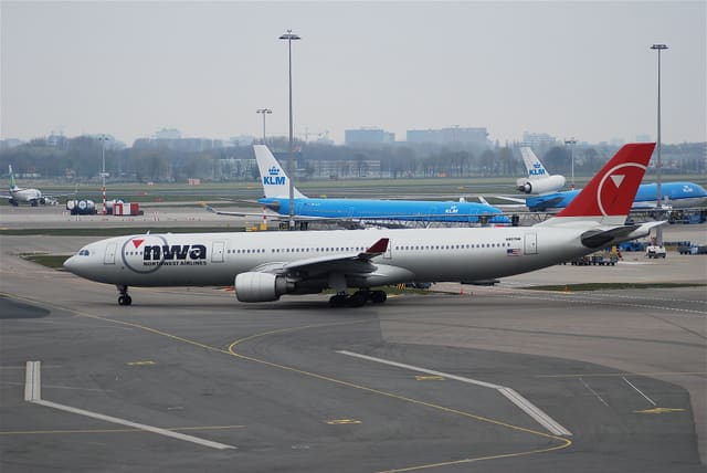 N807NW - Twin-engine aircraft