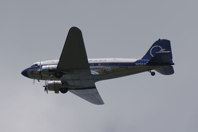 N25641 - Twin-engine aircraft