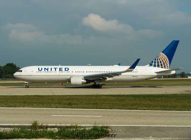 N663UA - Twin-engine aircraft