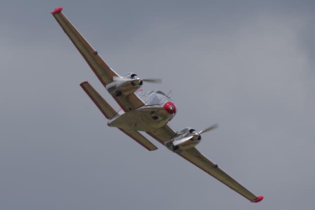 N3670B - Twin-engine aircraft