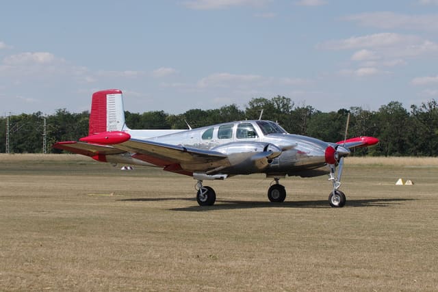 N3670B - Twin-engine aircraft