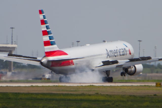 N386AA - Twin-engine aircraft