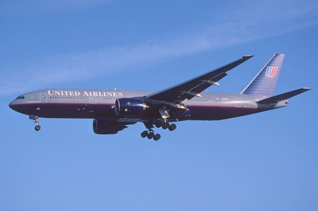 N782UA - Twin-engine aircraft