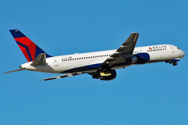 N6711M - Twin-engine aircraft
