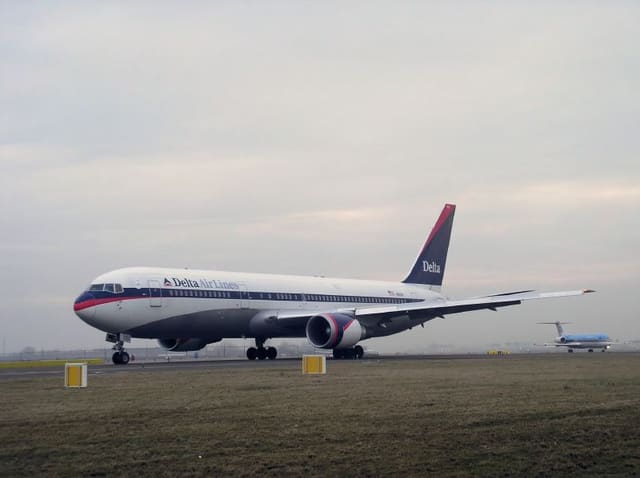 N152DL - Twin-engine aircraft
