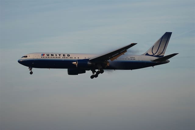 N648UA - Twin-engine aircraft