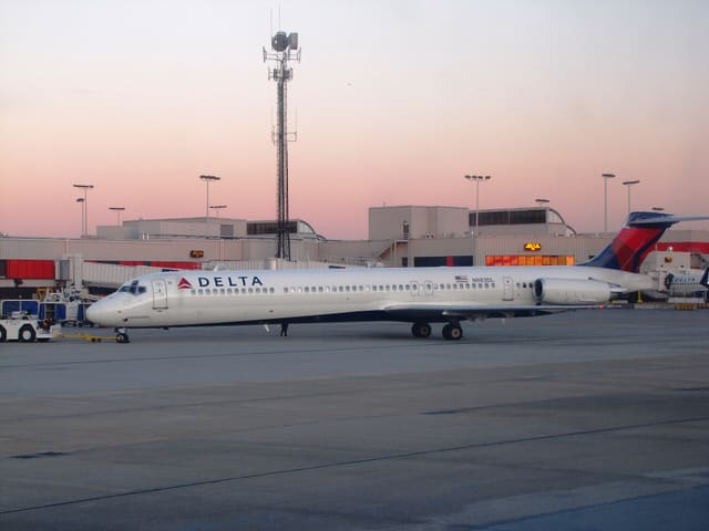 N983DL - Twin-engine aircraft