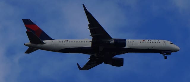 N696DL - Twin-engine aircraft