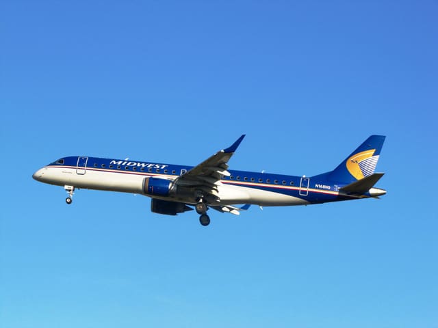 N168HQ - Twin-engine aircraft