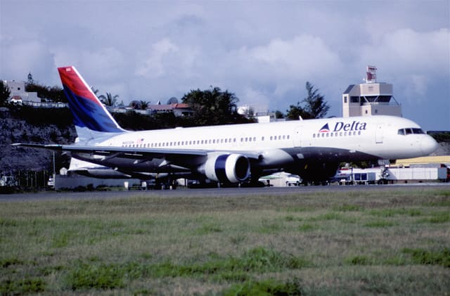 N665DN - Twin-engine aircraft