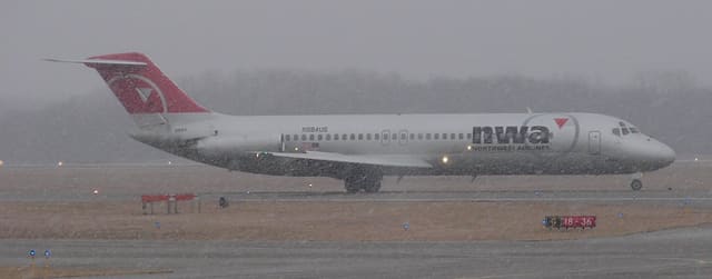 N984US - Douglas
