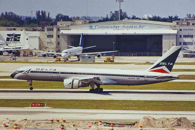 N672DL - Twin-engine aircraft