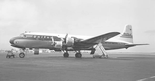 N37561 - Twin-engine aircraft