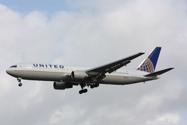 N659UA - Twin-engine aircraft