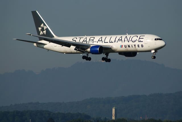 N653UA - Twin-engine aircraft