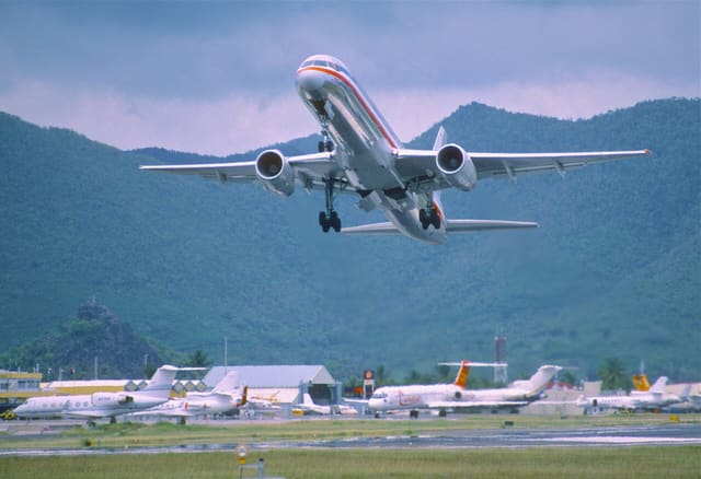 N682AA - Twin-engine aircraft