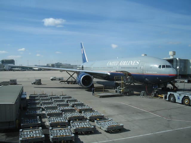 N772UA - Twin-engine aircraft