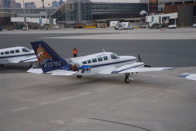 N1376G - Twin-engine aircraft