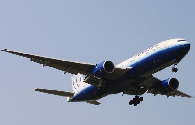 N785UA - Twin-engine aircraft