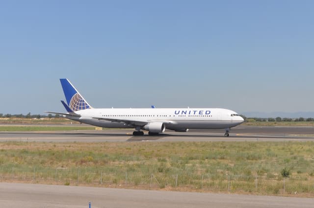 N666UA - Twin-engine aircraft